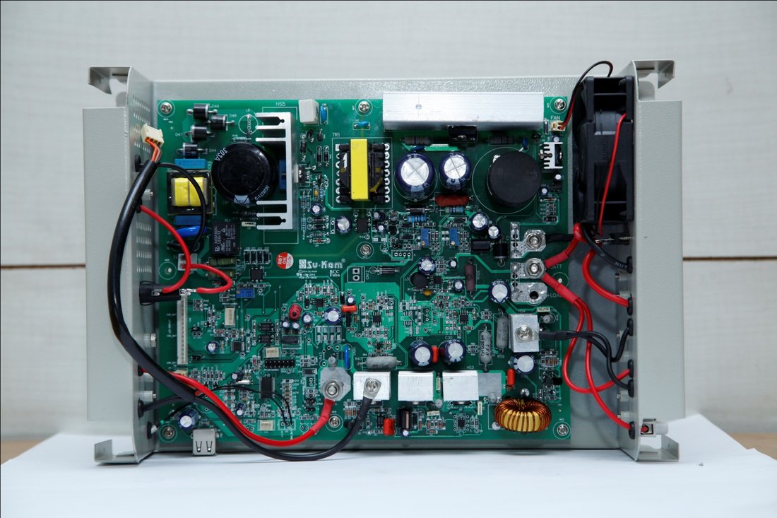 Su-Kam Solar DC PCB internals with microprocessor, heatsinks, and USB path