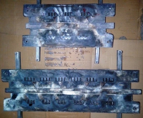 Group-burning strap casting molds for three-cell versus six-cell battery strap production
